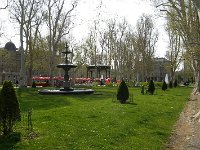 Zrinjevac, fontana i paviljon  Na mjestu glazbenog paviljona nalazio se zdenac, a 1888. i privremena fontana s vodoskokom visokim 30 metara.